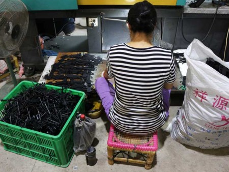 手工分(fēn)揀邊料